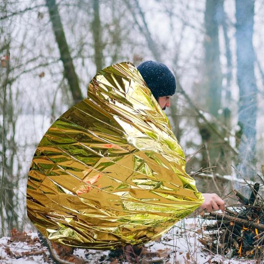 Couvertures de survie adaptees a toutes les activites de plein air