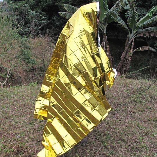 Couvertures de survie en reflecteur pour orienter les secouristes