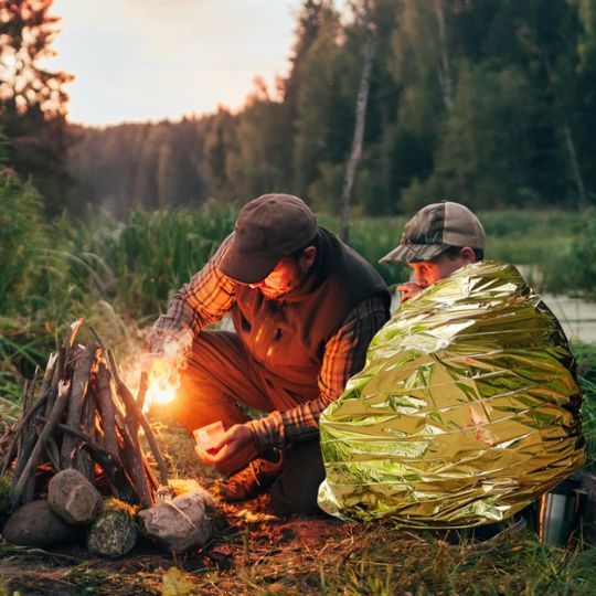Couverures de survie adaptees au grand froid