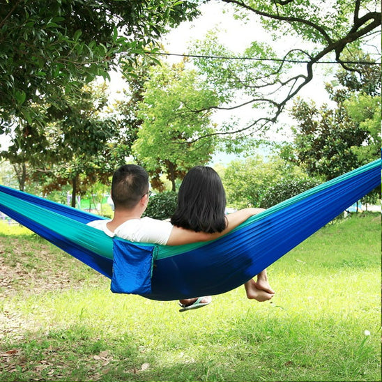 Hamac suspendu couple en pleine nature