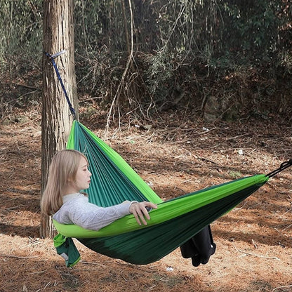 Hamac suspendu fixe a des arbres